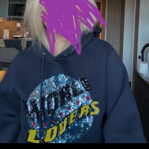 Sandro Paris hoodie ”World Lovers” - Sandro Paris hoodie, nypris ca 2500kr. Inte använd många gånger har dock några få noppror under armarna och på sidan, men ej något som syns. Väldigt snygg men säljer för att inte rikigt fått användning av den.