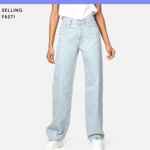Junkyark jeans - wide leg 28 - 🌸🌸Intresse koll på dessa populära jeansen då jag inte får användning av dom🌸🌸köpt för 499kr och säljer för 300kr🌸Endast använda 1 gång💓eventuell frakt tillkommer! Rätt tajta byxor så inte så stora i storleken! 💖(Bud på 360kr nu)💖
