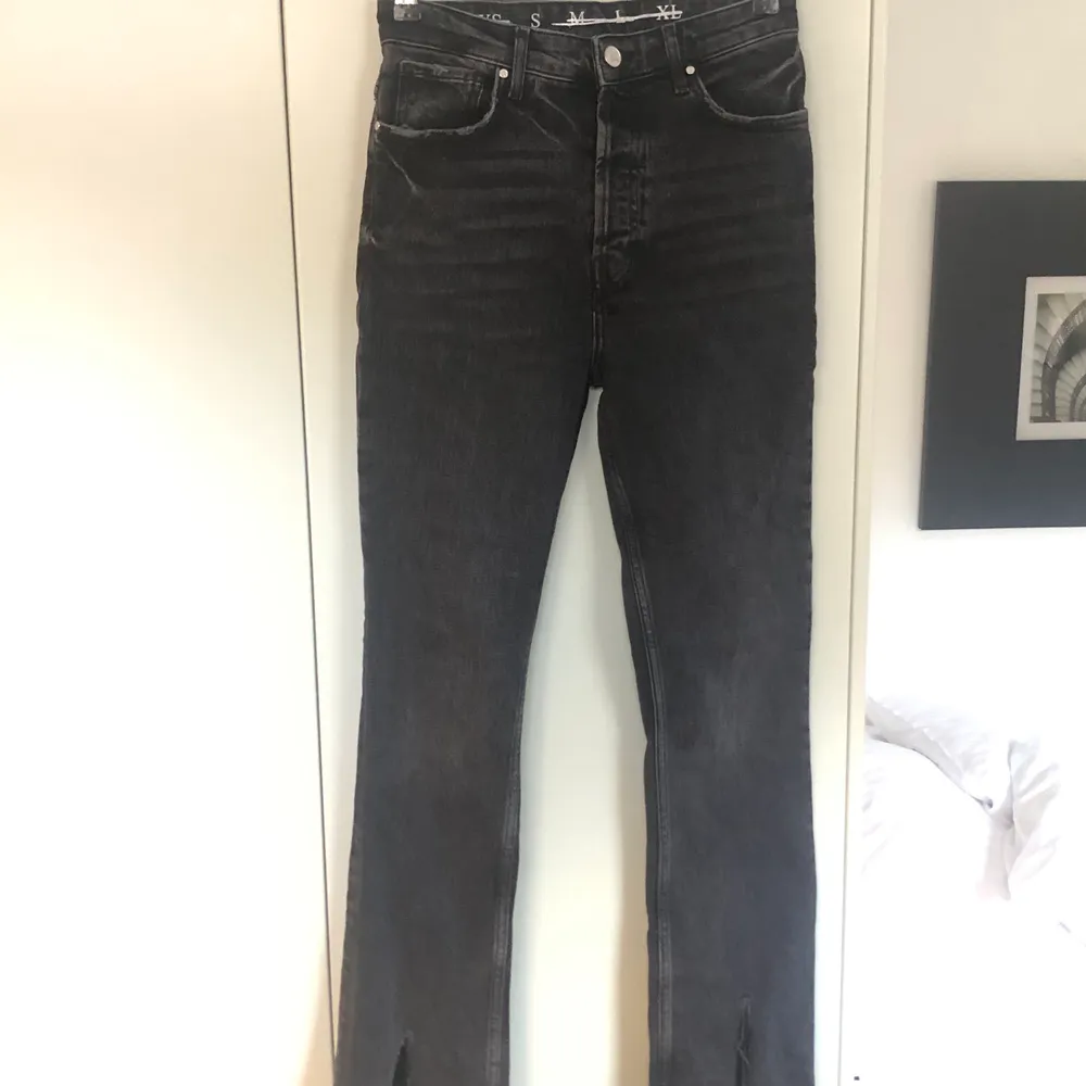 Svart/grå jeans storlek S, längd 31’. Knappt använda . Jeans & Byxor.