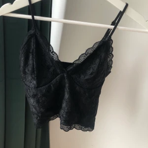 Söt topp - Sött linne från bikbok, i svart med spets. Croppad och har justera bara band. Aldrig använd! Frakten blir 22kr🌼
