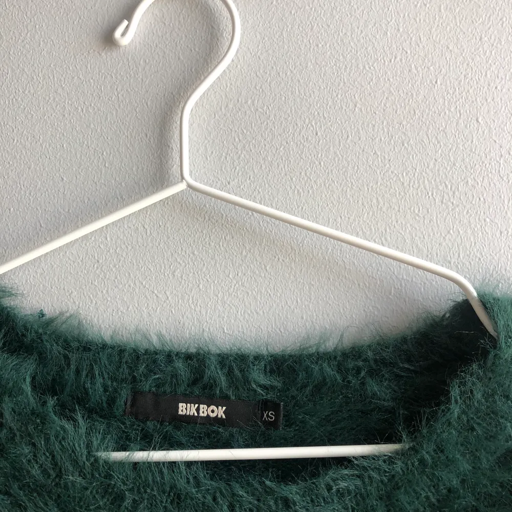 Sticka mörkgrön tröja från Bik Bok i pälsigt matrial. Är i storlek XS men sitter mer som en S. 90kr+frakt. Tröjor & Koftor.