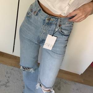 Säljer dessa helt oanvända och nya byxorna från Zara, då de inte passar! Storlek 32, högsta bud: 460+ frakt! Möts upp i Göteborg eller fraktar!💞