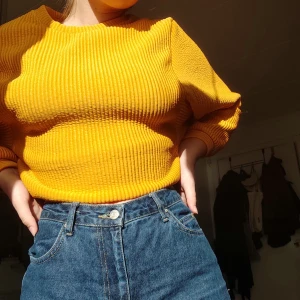 Gul sweatshirt - Fin retro ribbad sweatshirt! Storlek står ej, men passar bra till xs-m. Använd max 3 ggr, dock ett litet hål vid ena sömmen som fanns när jag köpte den :/ (se bild 3) frakt tillkommer på 44 kr 💛 pris går att diskutera! 