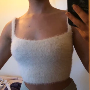 Fluffig/stickad topp  - Fluffig crop top i storlek S. Som ny! 