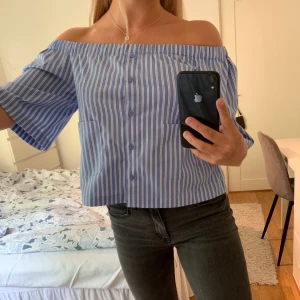 Ljusblå/Vit randig blus - Jätte fin blus i stolen XS från Monki. Väldigt bra skicka. Använt ca 2 gånger!  Frakt tillkommer