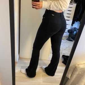 Svarta Dr.denim bootcut jeans - Fina stretchiga bootcut jeans från Dr.Denim, säljer då de inte kommer till användning. Frakt kostar 63 kr!🖤