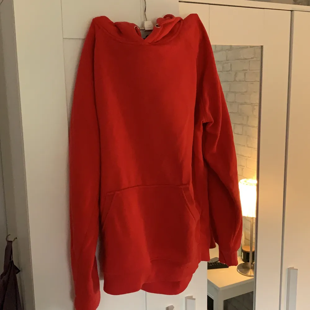 Röd hoodie från BikBok i storlek S!😍. Tröjor & Koftor.