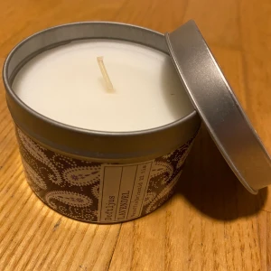 Doftljus - Doftljuset är från Åhléns som doftar lavendel.Priset är 50kr och ljudet är helt oanvänt. Köparen står för frakten.