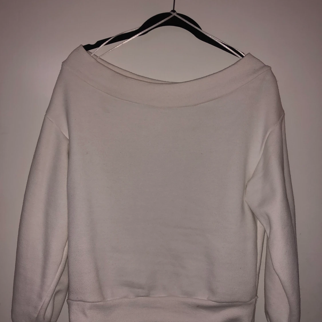 Vit offshoulder sweatshirt