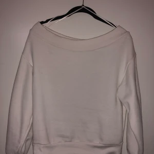 Vit offshoulder sweatshirt - Köpt på H&M, fint skick, Storlek Xs men passar även S💕
