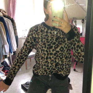 Stickad leopardtröja  - En supersnygg stickad leopardtröja från Cubus, perfekt till hösten🐾☁️ Denna säljer dom inte längre så passa på! (köpte för ca 300kr men säljer den för 150kr!)