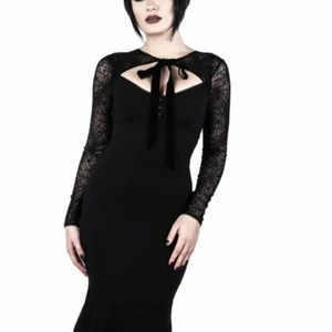 Killstar klänning S - Helt ny klänning från killstar, fortfarande i plast och med prislapp kvar. Ärmarna är i spets med spindelnät, och bandet är i sammet. Frakt ingår i priset. 