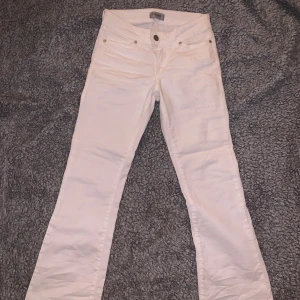 Hunkdory jeans  - Ett par vita hunkdory jeans som aldrig är använda pågrund av att dom var för små när jag köpte dom, därav kan jag inte lägga in bild på hur dom sitter på😅 de sitter tajt vid rumpan och lite mer som mom jeans nere vid slutet, original priset är oklart då de inte säljs mer men baserat på alla de andra priser så ligger det på 1500, å de är bara att skriva om det är några frågor☺️🥰