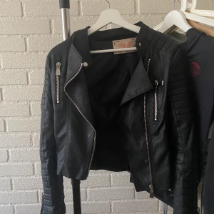 Chiquelle skinnjacka - Storlek 36, perfekt till hösten. 
