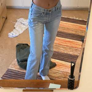 Jättefina lee jeans. 90-tal! Kan skicka fler bilder om det behövs. Är uppsydda till mig som är 158 men går lätt att sprätta upp! 
