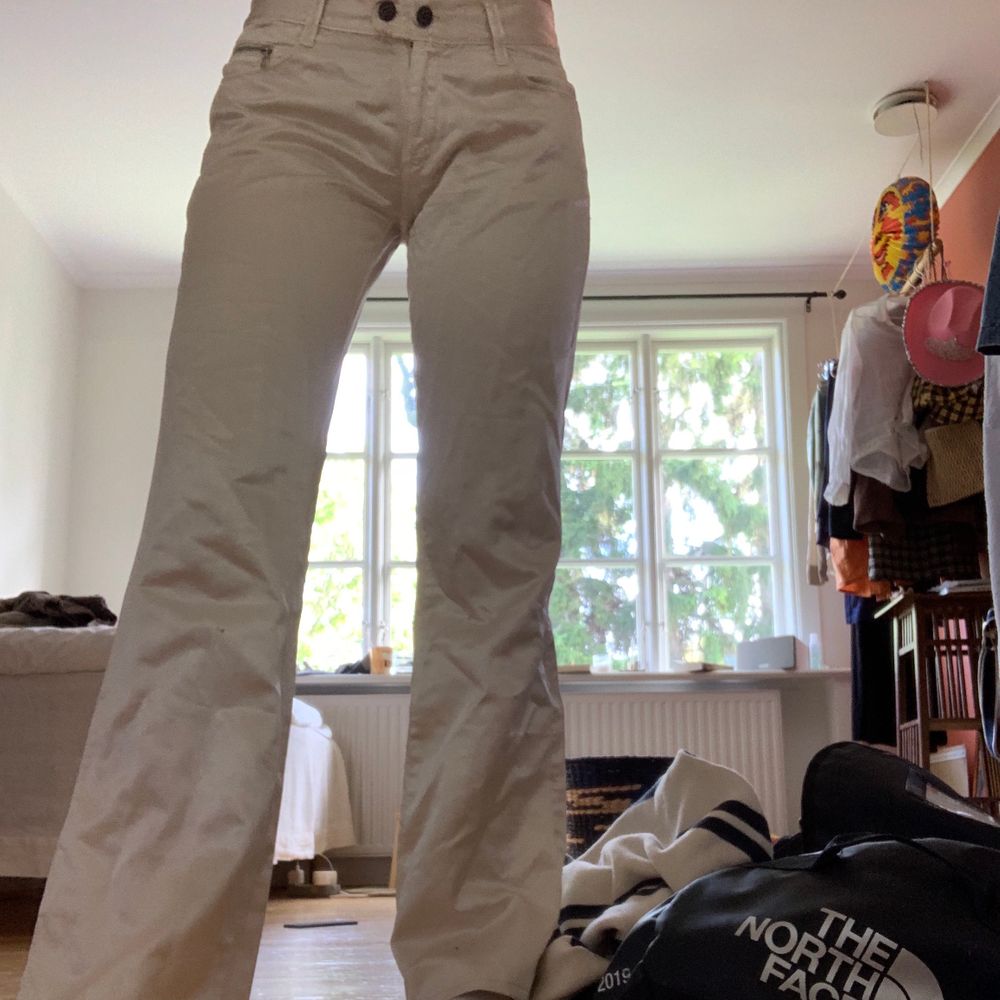 vita, lätt utsvängda satinbyxor. märkta 36 men passar nog 34 bättre. Jag är 1,60 lång. Jeans & Byxor.