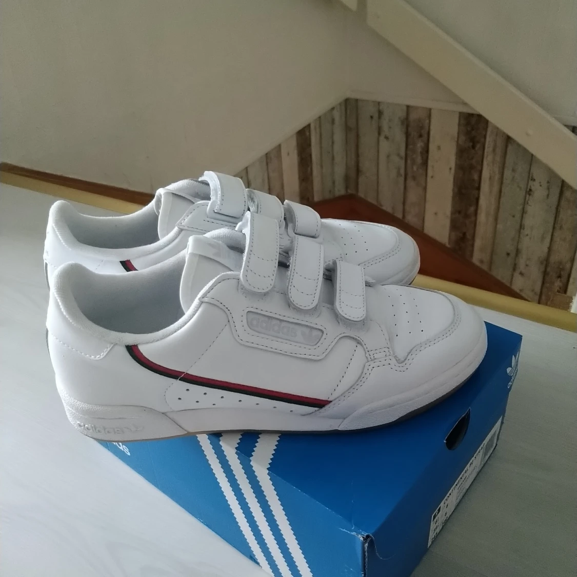 Helt nya Adidas skor  - 90