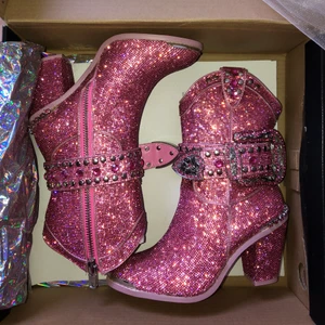 sparkly cowboy boots - helt oanvända, helt underbara cowboy boots. har 2 par och säljer för att ena paret var för små för mig. skokartong medföljer!