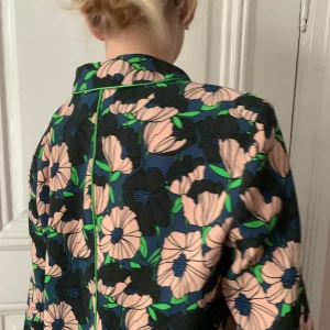 Kavaj i mjukt material med vackert mönster  - Denna kavaj går att klä upp och går att klä ner med hjälp av enkla saker, exempelvis jeans för en mer avslappnad look och strumpbyxor till festligare tillfällen. Köpt för 399 kr. Skriv för mer bilder. Går att använda som pyjamas. Köparen står för fraktpriserna. 👒