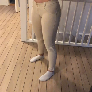 Beiga byxor från Freddy WR.UP  - Så gott som nya! Så snygga och sitter fint runt benen & rumpan. Dom är beiga och är lågmidjade och passar till det mesta! Ordinarie pris ligger på 499-899kr beroende på varifrån man köper dom.