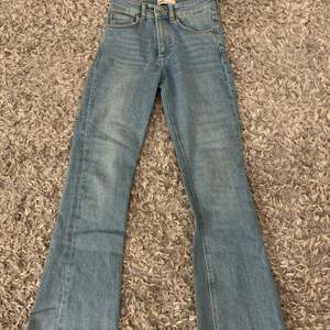 Säljer! Mina ljusblåa croppade flare jeans ifrån zara. Köpte förra året, använd några gånger men är i bra skick❣️säljer för 80 kr + frakt.