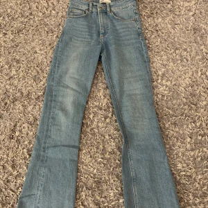 Flare jeans - Säljer! Mina ljusblåa croppade flare jeans ifrån zara. Köpte förra året, använd några gånger men är i bra skick❣️säljer för 80 kr + frakt.