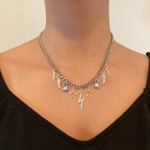 Halsband kedja  - Handgjort halsband!                                                                Kedjan är i rostfritt stål och priset är inklusive frakt                 Skriv ett meddelande vid intresse, @mina.smycken på instagram för mer! ⚡️🌈