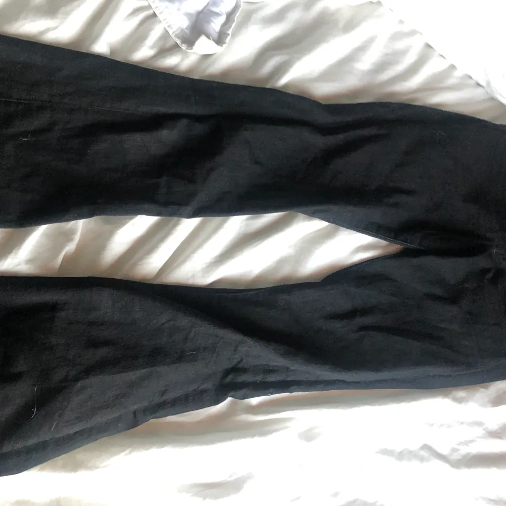 Svarta bootcut jeans. Väl använda men mycket bra skick. Stretchiga och framhäver mycket former. Frakt: 60 kr. Jeans & Byxor.