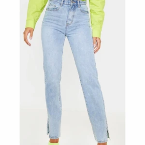 Side Split jeans  - Säljer dessa byxor slutsålda från boohoo i storlek 38 men dom är så stora för mig att dom inte kommer till någon användning. ENDAST TESTADE