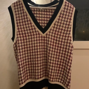 Zara - Jag säljer denna super fina stickade väst! Som jag endast använt 2 gånger 💖💖💖 storlek:XS men är oversized i storleken 💕 Det kommer tillkomma en fraktkostnad , om man inte kan mötas upp i Göteborg eller Kungsbacka ❤️