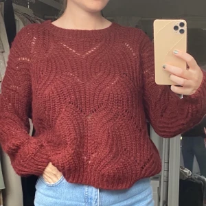 Stickad tröja - Vinröd stickad tröja från Only storlek S men passar M också då den är lite stor i modellen. Använd 2 gånger är i nyskick🦋 skriv i dm vid intresse💕 Pris kan diskuteras🧚🏼 Frakt tillkommer 63kr spårbart.