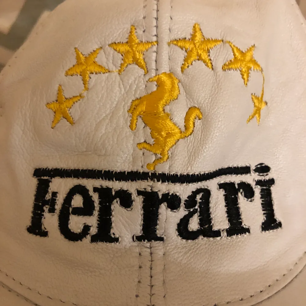 Keps I vit läderimitation med Ferrari tryck, köpt på humana förra året och i mycket gott skick💘💘💘 Frakt kostar 16kr 📦🌻. Accessoarer.