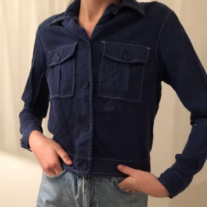 Trendig Skjorta  - Pisssnygg skjorta från Carin Wester i storlek xs (stor i storlek). Skit snygg till allt men säljes pga kommer ej t användning längre! Fraktkostnad tillkommer eller hämtas upp på Södermalm!❤️