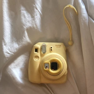 Gul instax mini polaroidkamera  - Säljer min fina lilla polaroidkamera då den inte använts på snart tre år. Tar superfina bilder och är jättefin o praktisk. Den förtjänar ett nytt hem!! Möts upp i sthlm(Odenplan) annars står köparen för frakten 💕