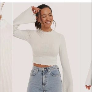 Vit tröja NAKD storlek S - Vit tröja med trumpet armar från NAKD, beställde den i somras. Endast använd 1 gång men känner mig inte riktigt bekväm i den så nu vill jag sälja! Jätteskön och snygg till ett par snygga jeans💞 Köparen står för frakt!