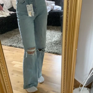 Jeans från zara - Säljer dessa jättefina jeans från zara, endast provade så alla lappar är kvar, dom va väldigt väldigt långa för mig så ja har klippt av dom så dom passar folk som är runt 160💕