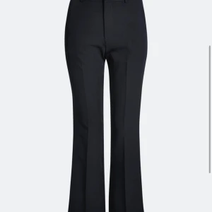 Kostymbyxor, Bik bok  - Säljer mina kostymbyxor i modellen Vilma från Bik bok, strl 40, använd någon gång men som nytt skick 