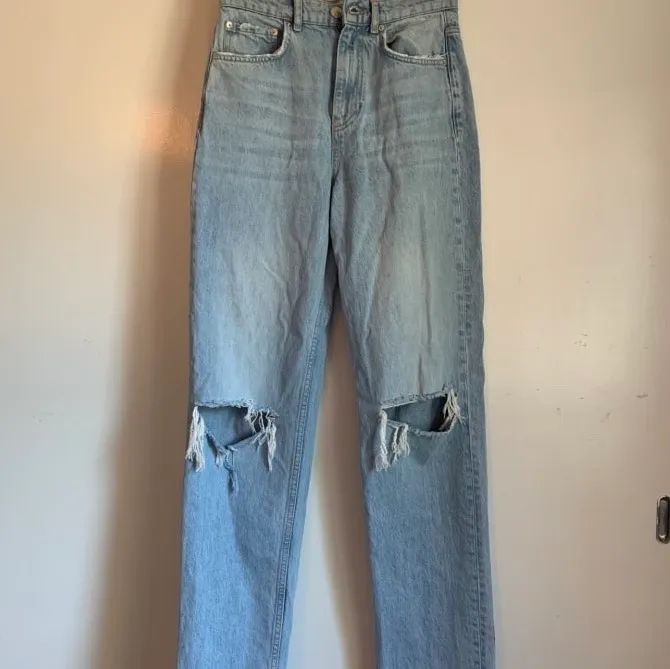 Säljer mina supersnygga Gina jeans i storlek 34 köpta här på plick men säljes då jag tyvärr inte fick användning av dom. 💕💕 LB: 360kr. Jeans & Byxor.