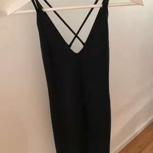 Klänning  - Tight svart klänning med ” öppen/kors” rygg 