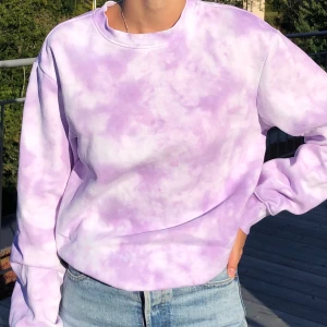 Tiedye tröja/sweatshirt och mjukisbyxor - Jag gör tiedye-tröjor, tiedye-mjukisbyxor och fulla tiedye-set! Det är snören i midjan på mjukisbyxorna och både tröjan och mjukisbyxorna har ”fleece” på insidan. Har begränsat antal XS och S i lager men kan även fixa M, L och XL. Priser står på sista bilden. Har färgerna blå, rosa och lila. För att beställa är det bara att kontakta mig och skriva vad du vill beställa, vilken storlek samt vilken färg. Betalning sker INNAN jag färgar, men jag skickar självklart bild när det är klart. Tar mellan 1-5 dagar att färga, och sedan tar frakten 1-2 arbetsdagar. Frakten är spårbar! Vid frågor är det bara att kontakta mig:)