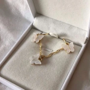 Gulligaste set 🥺🤍 - Gulligaste fjäril set i superbra kvalitet 😍 finns i 6 olika färger 🦋  175 halsbandet - 125 örhängen ( paketpris: 245 ink frakt ❌❌erbjudande båda två rndast för 150kr ink frakt ) går att köpa en lyxig box för endast 30 kr ( checka på instgram för att se boxen )