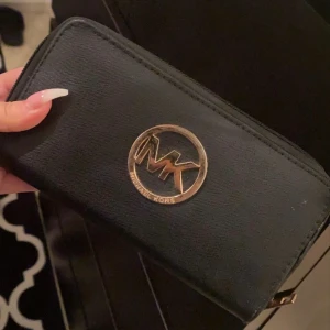 Michael kors plånbok  - Inne dragkedjan där man har mynt har gått sönder men går att fixa om man själv orkar därav priset 