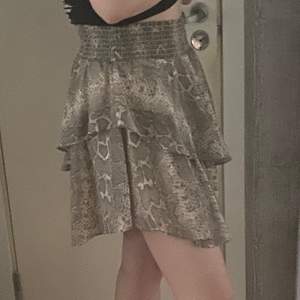 En fin kjol från Ginatricot, köpt 2018-2019 och den är använd ett par gånger. Säljer den för att den är i storlek L och den är för stor för mig som har M/38 vanligtvis. Kan mötas upp i Ale/Kungälv annars skickas den i postnords blåa kuvert som kostar 59 kr🥰