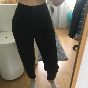 Linnebyxor - Svarta linnebyxor från Vila i storlek 34, passar även en 36. ”Bälte” i samma material som man knyter i midjan (avtaget på bilden). Knappt använda, nyskick!🥰🥰