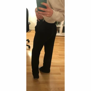 Wida kostymbyxor från Mango - Wida kostymbyxor från mango. De är relativt långa, hel svarta och gjorda i ett lite lösare tyg. 