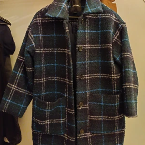 Jacka från Monki XS - SUPERFIN kappa med rymliga fickor, köpt i appen, men som tyvärr säljs på pga för stor/lång för mig. Storlek XS men skulle även kunna passa S/M