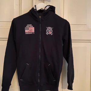 Mörkblå Saint Vincent polo club kofta - Mörkblå Saint Vincent polo club kofta i storlek 14 år. Koftan är i nyskick, frakt tillkommer. 