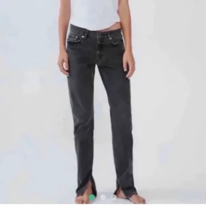Zara jeans med slits - Fint skick, däremot lite avklippta så de passar någon mellan 160-168 i längden, frakt 79 kr.