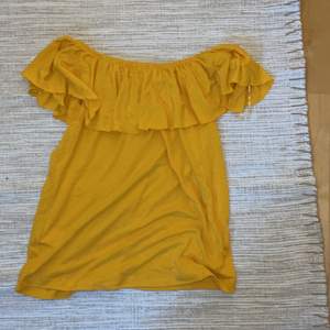 En gul off sholder tröja