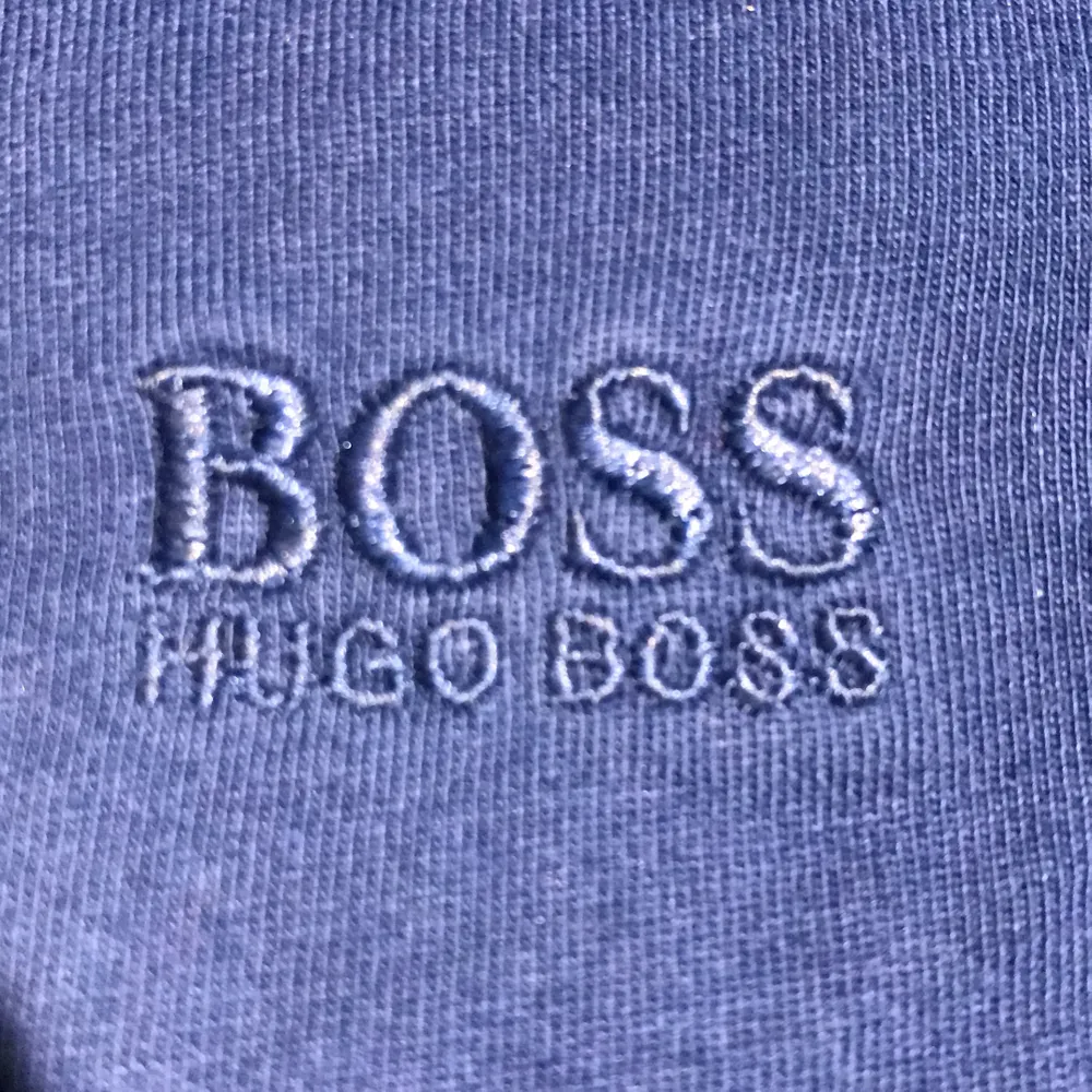 ✨En Fräsch och snygg blå Hugo Boss T-shirt!🙌🏼😍 Den är nästan helt oanvänd och är i fint skick!🤩     👕Den är skön, snygg och passar till det mesta!😇  📤köparen står för frakt!🚚 . T-shirts.